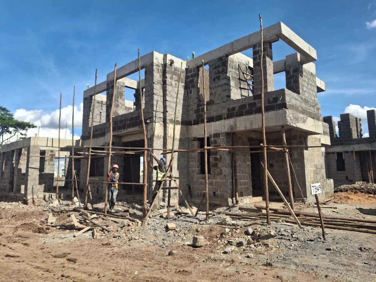 Kikuyu maisonette - walling and columns rising